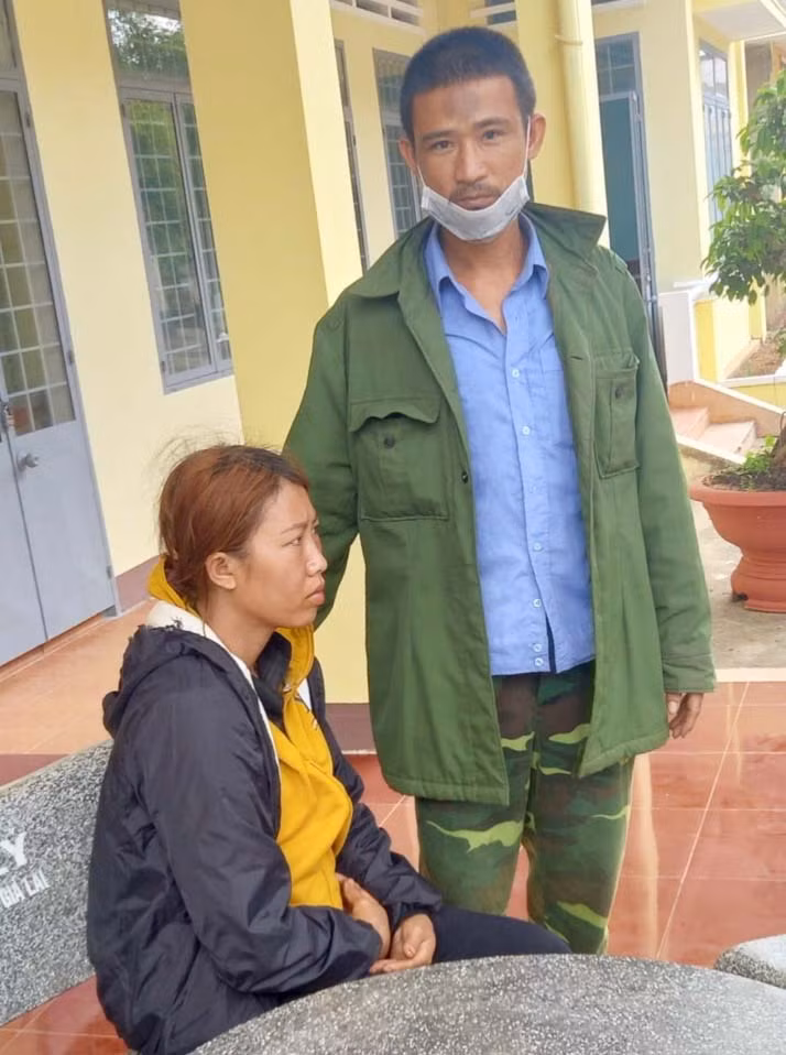 Anh Phạm Đình Diệu đến Công an xã Đak Yă (huyện Mang Yang) để đưa vợ về nhà an toàn. Ảnh: Thúy Trinh