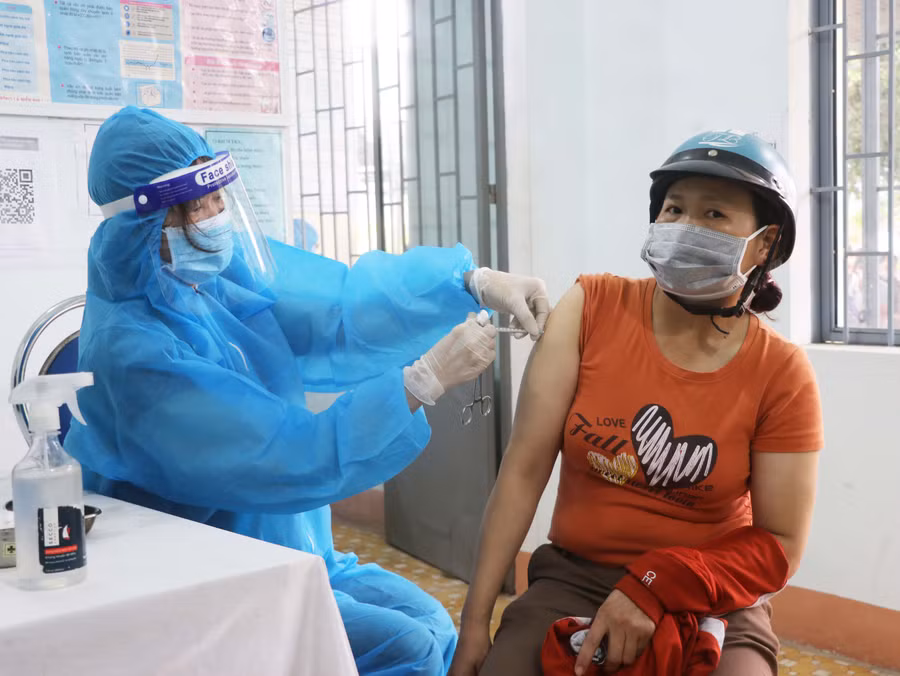 Nhân viên y tế tiêm vắc xin phòng Covid-19 cho người dân. Ảnh: Ngọc Minh
