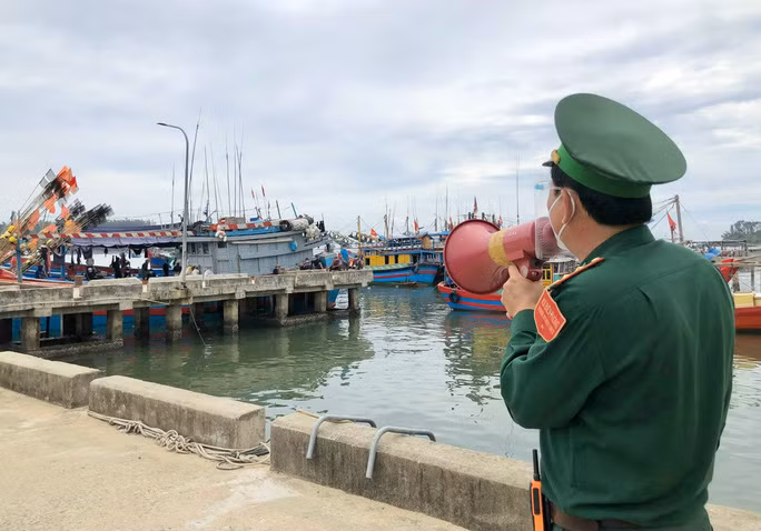 Cán bộ biên phòng ở tỉnh Quảng Ngãi nhắc nhở tàu cá tuân thủ quy định đánh bắt trước khi ra khơi. Ảnh: TỬ TRỰC