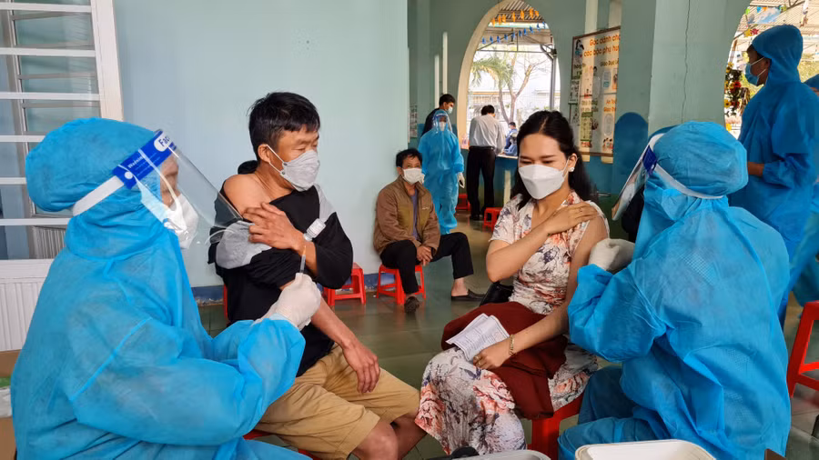 Tiêm vắc xin phòng Covid-19 cho người dân tại điểm tiêm Trường Mầm non Sao Mai (phường Yên Đổ, TP. Pleiku). Ảnh: Bá Bính