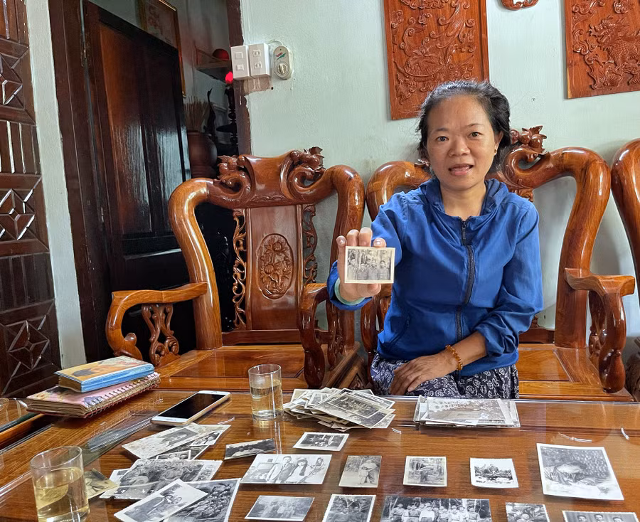 Bà Nguyễn Thị Thanh Thủy giữ nhiều hình ảnh quý giá về cha và các đồng đội, đồng chí của ông thời kỳ hoạt động cách mạng ở Khu căn cứ Krong. Ảnh: Hoàng Ngọc