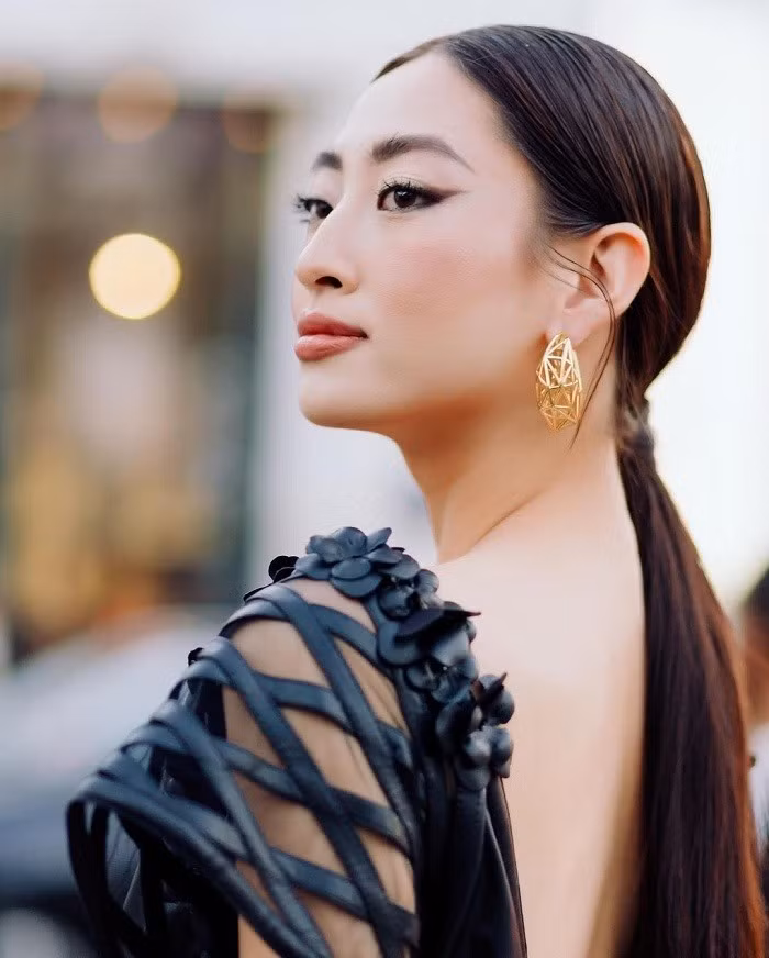 Lương Thùy Linh diện thiết kế “cây đen” với chiếc đầm được sử dụng chất liệu da. Chiếc váy với những họa tiết lưới và hoa đính dọc hai phần thân áo để tăng độ nữ tính, hài hòa và cân đối cho trang phục. Điểm nhấn của thiết kế là đường xẻ hình chữ V sâu ở lưng. Nàng hậu tự tin diện bộ trang phục bất chấp cái lạnh vài độ C ở Paris.