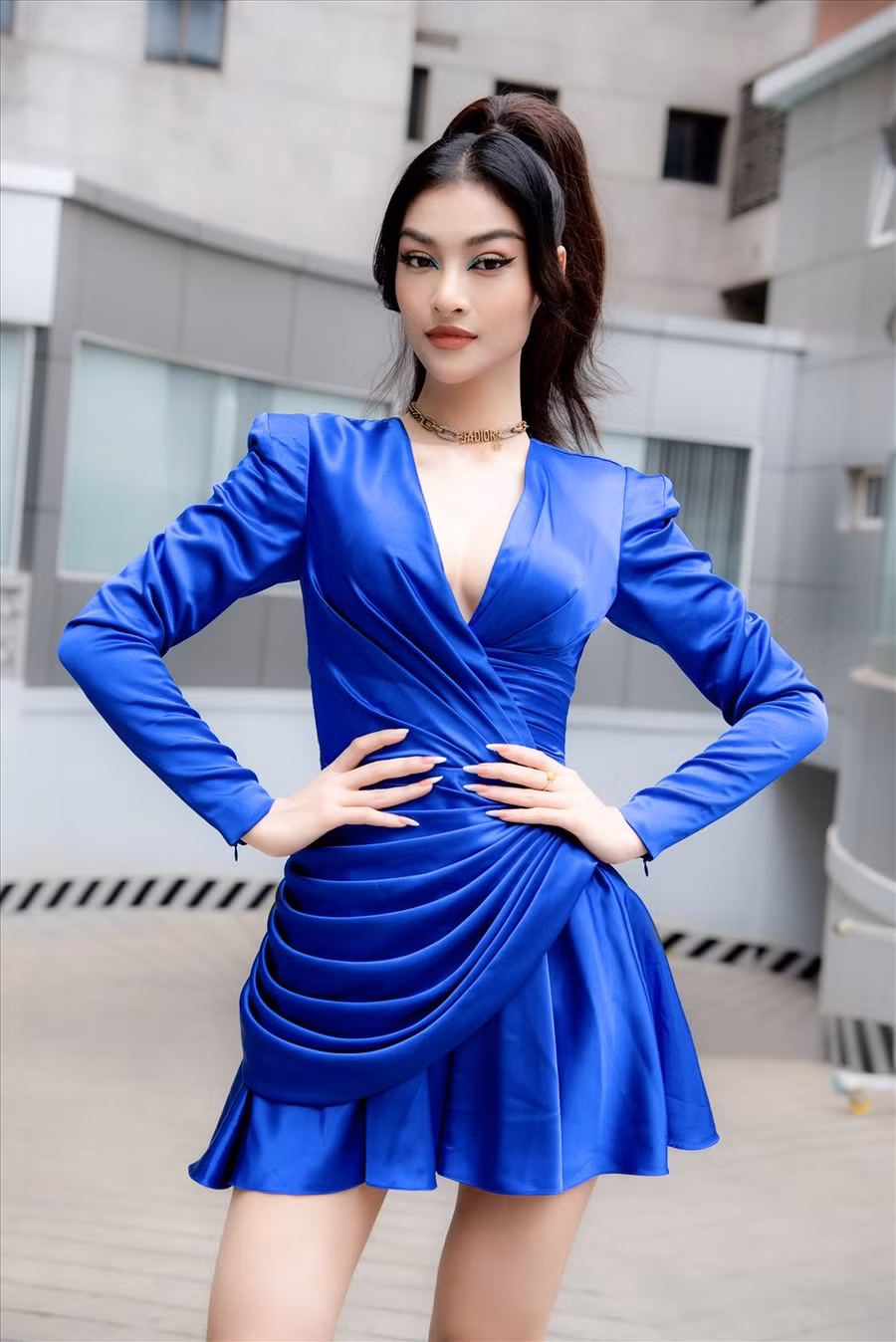 Xuất hiện tại sự kiện còn có Á hậu Kiều Loan. Người đẹp chọn bộ đầm xanh nổi bật và bắt mắt. Ảnh: Sen Vàng. 