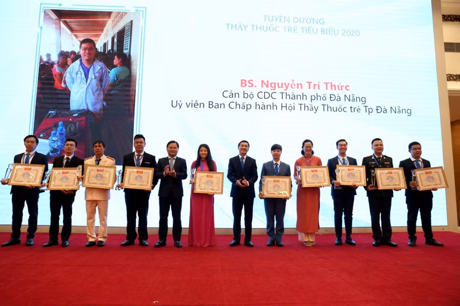 Các gương Thầy thuốc trẻ tiêu biểu năm 2020 nhận giải thưởng. Ảnh: BTC