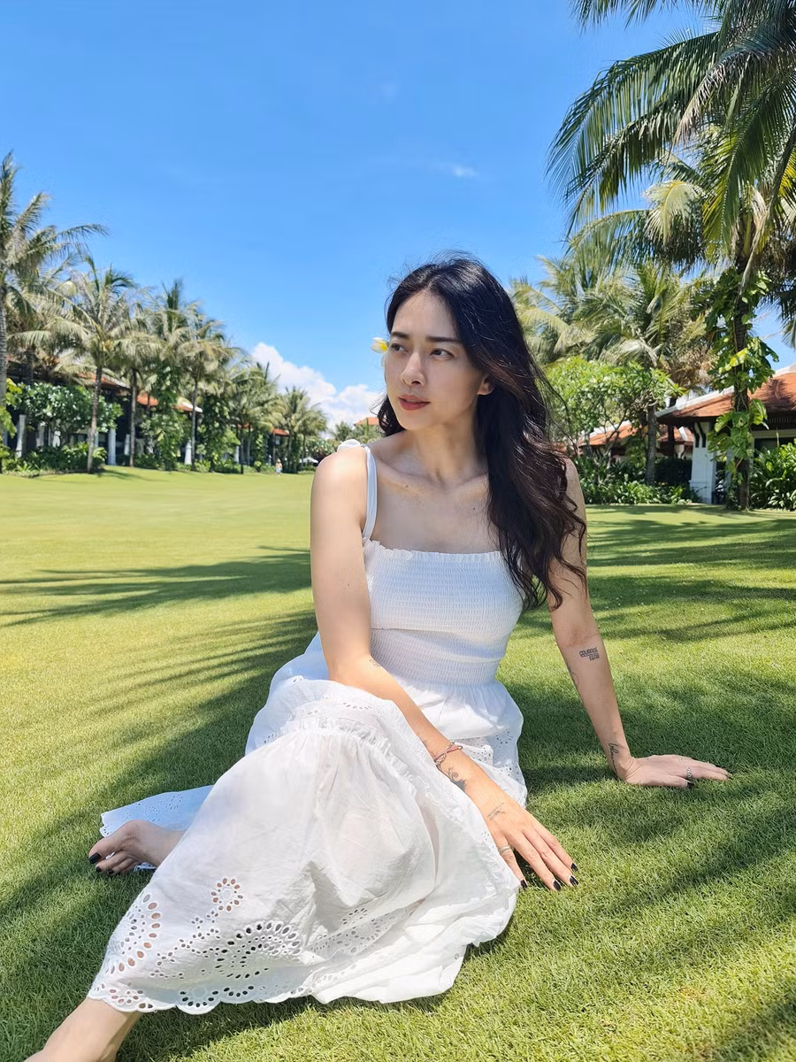 Hôm 14.3, Ngô Thanh Vân thông báo trên trang cá nhân việc được Huy Trần cầu hôn. Cô cảm ơn bạn trai vì đã đồng hành cùng mình trong suốt thời gian qua và nhấn mạnh: “Anh ấy không phải hoàng tử, cũng không phải siêu nhân. Đơn giản anh ấy là điểm tựa và khiến cô ấy cảm thấy bình an, luôn thấy mình nhỏ bé và không bao giờ cô đơn
