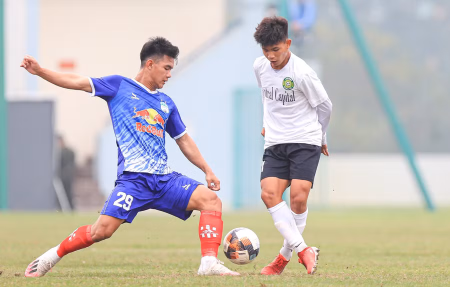Phạm Thế Nam (29), tác giả 1 trong 6 bàn thắng của HAGL ở lượt đi. Ảnh: Minh Dân