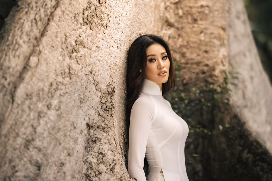 Áo dài cũng đồng hành cùng Hoa hậu Khánh Vân tại Miss Universe với trang phục dân tộc mang tên “Kén Em”. Người đẹp cho biết, cô luôn tự hào mỗi khi được khoác lên người tà áo dài. Ảnh: Nguyễn Long. 