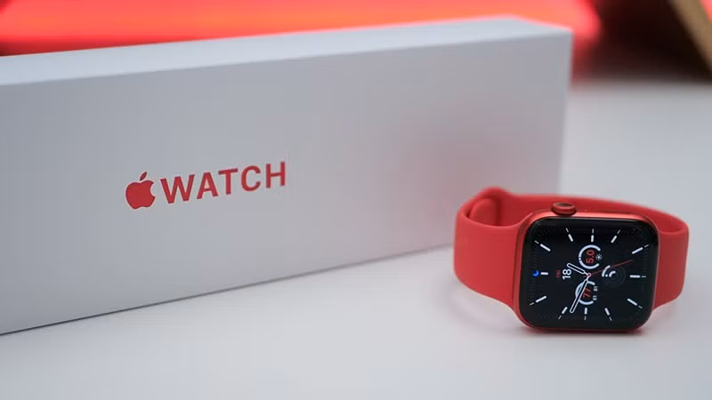 Apple Watch Series 6 bản màu đỏ giảm sâu. Ảnh chụp màn hình