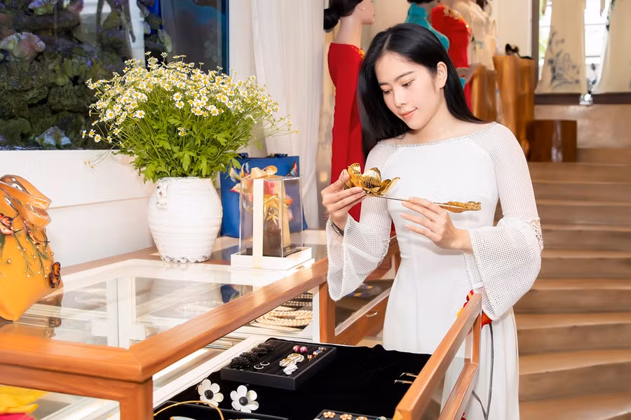 Do show diễn của Đinh Văn Thơ trùng với ngày sơ tuyển Hoa hậu Hoàn vũ Việt Nam nên sự xuất hiện của Nam Em trong show cũng đồng nghĩa với việc cô không thể tham gia cuộc thi nhan sắc. Ảnh: NVCC