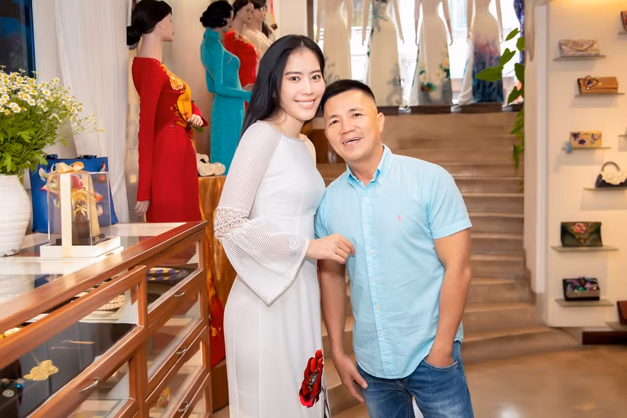Nam Em bàn bạc với nhà thiết kế Đinh Văn Thơ cho sự xuất hiện của mình trong show diễn. Ảnh: NVCC