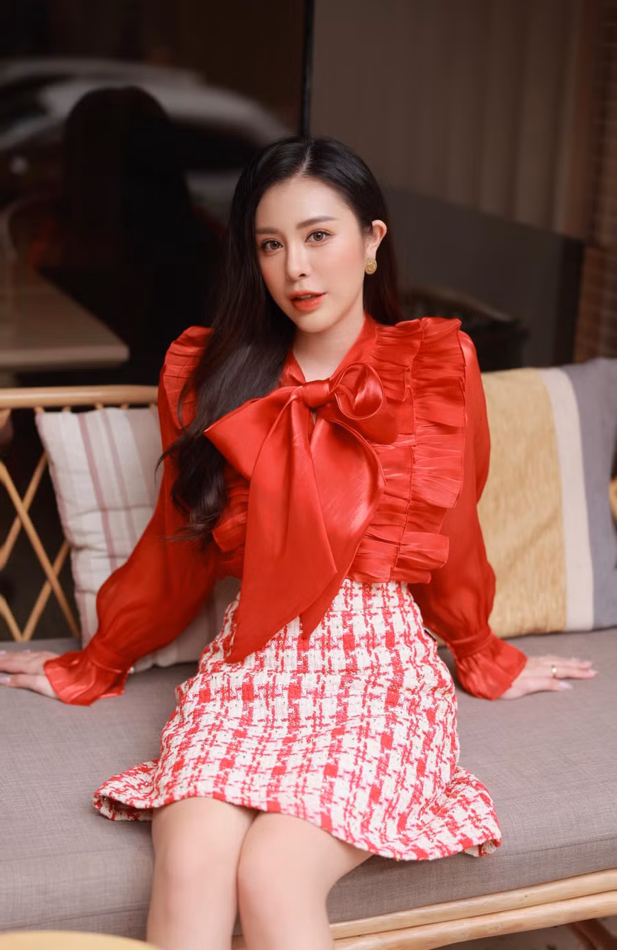 Người đẹp ngọt ngào và cuốn hút với chân váy tweed thời trang cùng chiếc áo voan 