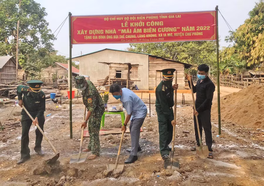 Khởi công xây dựng nhà cho gia đình ông Bùi Thế Chung. Ảnh: Vĩnh Hoàng