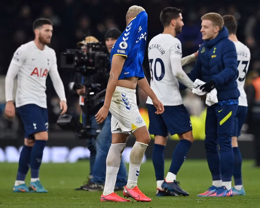 Everton (áo xanh) đối mặt nguy cơ rớt hạng. Ảnh: AFP