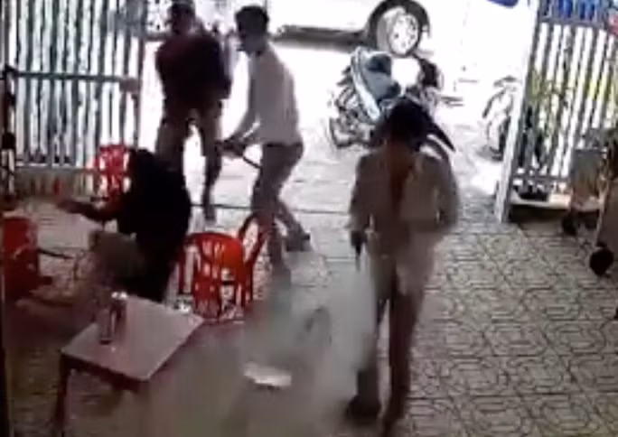 Hình ảnh chị Hằng bị nhóm bắt cóc kéo ra xe. Ảnh chụp từ camera