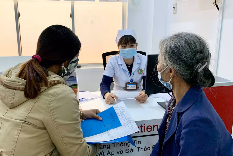 Không nên chủ quan sau khi điều trị Covid-19 (GLO)- Nhiều trường hợp sau khi điều trị khỏi Covid-19 nhưng gặp các triệu chứng tồn tại dai dẳng, ảnh hưởng đến sức khỏe, sinh hoạt. Theo khuyến cáo của các bác sĩ chuyên khoa, sau khi khỏi Covid-19, người bệnh cũng cần theo dõi sức khỏe và kịp thời thăm khám khi có dấu hiệu bất thường. Giữa tháng 1-2022, chị P.T.L. (tổ 2, phường Thống Nhất, TP. Pleiku) test nhanh có kết quả dương tính với SARS-CoV-2. Sau đó, chị L. được chuyển đến cách ly và điều trị tại Bệnh viện điều trị Covid-19 cơ sở 2 (Bệnh viện Y dược cổ truyền-Phục hồi chức năng tỉnh). Chị L. đã tiêm 2 mũi vắc xin phòng Covid-19 nên khi bị nhiễm thì chỉ xuất hiện một số triệu chứng nhẹ như: sổ mũi, nghẹt mũi, đau đầu… Sau khoảng 10 ngày điều trị, chị có kết quả xét nghiệm âm tính và được về cách ly, theo dõi tại nhà. “Gần đây, tôi thấy sức khỏe không tốt như trước, làm việc nặng dễ mất sức, khó thở. Tôi đi khám, chụp X-quang phổi để chẩn đoán và điều trị. Nhiều người hiện nay có suy nghĩ trước sau gì cũng mắc Covid-19 nên chủ quan, lơ là. Tuy nhiên, từ trải nghiệm của bản thân, tôi nghĩ mọi người cố gắng phòng bệnh cho tốt, đừng để mắc bệnh”-chị L. chia sẻ. Tương tự, chị Rơ Châm H’Ken (làng Mrông Yố 1, xã Ia Ka, huyện Chư Păh) cho hay: “Khi mắc Covid-19, tôi cách ly, điều trị tại Bệnh viện dã chiến cơ sở 3. Sau khi điều trị âm tính, tôi được về nhà. Mặc dù đã khỏi bệnh nhưng tôi còn mệt mỏi, nhiều lúc khó thở, đầu đau nhức phải sử dụng thuốc giảm đau. Ngoài ra, ăn uống cũng không mấy ngon miệng. Nếu bệnh tình chuyển biến chậm chắc tôi phải sắp xếp đến bệnh viện thăm khám lại”. Chị Hoàng Thị Tuyết (thôn 5, xã Ia Băng, huyện Đak Đoa) cũng gặp một số vấn đề về sức khỏe sau khi khỏi Covid-19. Chị bộc bạch: “Tôi khỏi Covid-19 đã hơn 2 tháng nay. Nhà có 5 người mắc Covid-19. Tuy nhiên, sau khi khỏi bệnh, tôi và con gái thường hay nhớ nhớ quên quên. Riêng tôi, sức khỏe xuống hẳn, lao động nặng nhanh mệt, thở dốc. Tôi đang sắp xếp thời gian để đi khám lại”. Trước tình trạng gia tăng số ca mắc Covid-19, nhiều người có tâm lý không sớm thì muộn cũng là F0. Hơn nữa, hầu hết đều đã được tiêm vắc xin phòng Covid-19 nên có tâm lý chủ quan, lơ là. Tuy vậy, theo các bác sĩ chuyên khoa, việc phòng bệnh là hết sức quan trọng. Bởi lẽ mắc Covid-19 không chỉ ảnh hưởng đến sức khỏe tâm thần, thể chất, thiệt hại cho bản thân, gia đình và xã hội, mà hậu Covid-19 cũng là một trong những vấn đề cần được quan tâm đúng mức. Bác sĩ Nguyễn Tấn Phúc-Phó Giám đốc Bệnh viện Đa khoa tỉnh, Giám đốc Bệnh viện dã chiến cơ sở 3-cho biết: Một số người nhiễm Covid-19 nhiều tuần đến nhiều tháng sau khi khỏi bệnh vẫn còn đối mặt với hàng loạt triệu chứng và di chứng hậu Covid-19 như: sốt nhẹ, khó thở, ho kéo dài, mệt mỏi, đau cơ, khớp, rụng tóc, xơ phổi, tim đập nhanh hoặc đánh trống ngực, rối loạn nội tiết, bị huyết khối… Có trường hợp xuất hiện rối loạn tiêu hóa, rối loạn vị giác hoặc khứu giác. Ngoài ra, một số trường hợp cũng có thể gặp các triệu chứng về tâm thần kinh như rối loạn tâm lý, giảm sự tập trung, lo âu, trầm cảm, bồn chồn, rối loạn giấc ngủ, mau quên. Còn bác sĩ Vũ Trọng Dũng-Phó Giám đốc phụ trách Bệnh viện 331, Giám đốc Bệnh viện điều trị Covid-19 cơ sở 3 thì cho rằng: Khi có các triệu chứng bất thường sau khi khỏi Covid-19 thì cần được thăm khám tổng quát, cụ thể và tùy vào đặc điểm lâm sàng của từng người bệnh mà các bác sĩ sẽ tư vấn nên thăm khám và điều trị tại chuyên khoa nào. Một số trường hợp người bệnh không bị ảnh hưởng nhiều bởi di chứng mà do tâm lý lo lắng, bất an. Vì vậy, để biết chính xác nguyên nhân cụ thể thì cần có sự thăm khám, tư vấn, hướng dẫn từ các bác sĩ. NHƯ NGUYỆN Nếu có các triệu chứng bất thường về sức khỏe sau khi khỏi Covid-19, người dân cần thăm khám, điều trị kịp thời. Ảnh: Như Nguyện Theo Tổ chức Y tế Thế giới (WHO), tình trạng hậu Covid-19 xảy ra ở những người có tiền sử nhiễm bệnh với các triệu chứng và kéo dài ít nhất 2 tháng mà không thể giải thích bằng chẩn đoán thay thế. Tình trạng này có thể khiến sức khỏe người bệnh bị suy giảm kéo dài, có tác động nghiêm trọng đến khả năng quay trở lại làm việc hoặc tham gia cuộc sống xã hội. Có khoảng 200 triệu chứng liên quan đến hội chứng hậu Covid-19, đặc biệt ở những bệnh nhân đã trải qua điều trị hồi sức tích cực. Khoảng 10-15% trường hợp có triệu chứng hậu Covid tiến triển thành bệnh nặng và khoảng 5% bệnh trở nên nghiêm trọng.