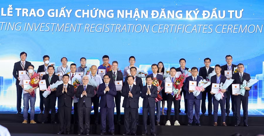 Thủ tướng Phạm Minh Chính dự lễ trao giấy chứng nhận đầu tư cho các doanh nghiệp tại Bình Dương, trong đó có Tập đoàn LEGO. Ảnh: Nhật Bắc
