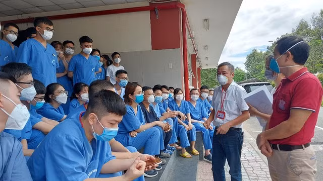 PGS-TS Nguyễn Lân Hiếu động viên các bác sĩ nội trú tình nguyện vào Bình Dương chống dịch. Ảnh: L.H
