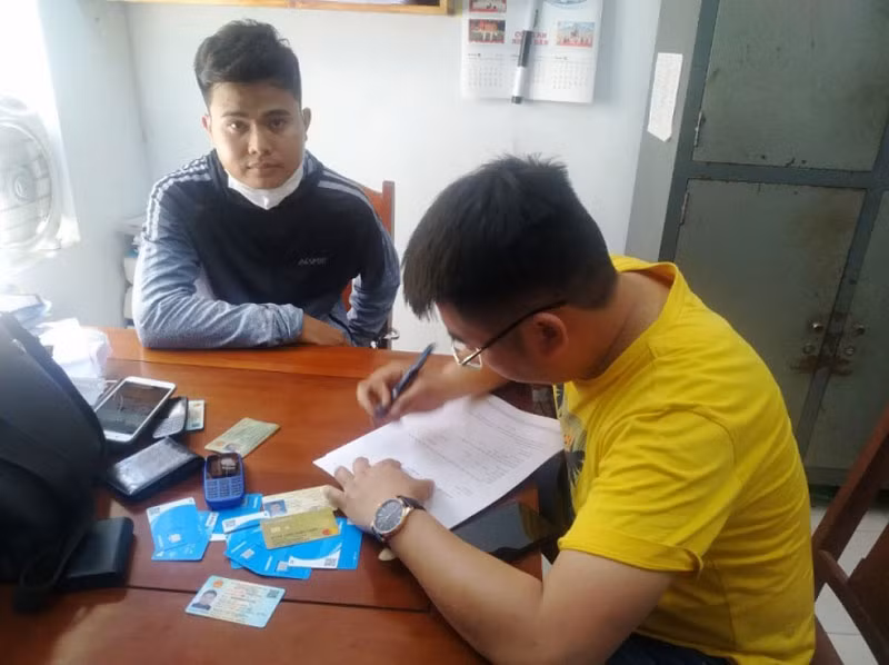 Đối tượng Nguyễn Bá Cường (áo xám) tại Cơ quan công an. (Ảnh: Công an cung cấp). Đối tượng Nguyễn Bá Cường (áo xám) tại Cơ quan công an. (Ảnh: Công an cung cấp).