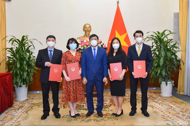 Thứ trưởng Nguyễn Minh Vũ trao quyết định điều động, bổ nhiệm cho các cán bộ - Ảnh: Báo Thế giới & Việt Nam
