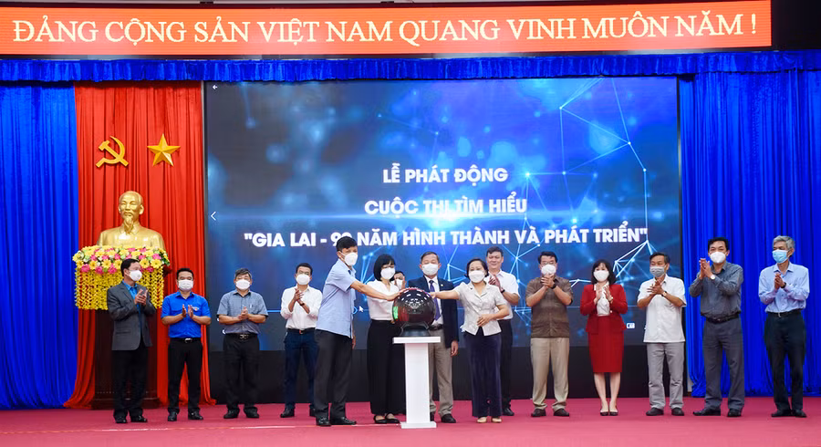 Thường trực Tỉnh ủy, Thường trực HĐND tỉnh, lãnh đạo UBND tỉnh, Thường trực Ủy ban MTTQ Việt Nam tỉnh và đồng chí Trưởng ban tổ chức đã cùng bấm nút phát động cuộc thi. Ảnh: Lam Nguyên Thường trực Tỉnh ủy, Thường trực HĐND, lãnh đạo UBND tỉnh, Thường trực Ủy ban MTTQ Việt Nam tỉnh và đồng chí Trưởng ban Tổ chức đã cùng bấm nút phát động cuộc thi.