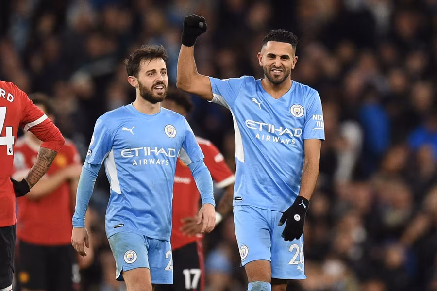 Riyad Mahrez (phải) ghi 2 bàn nhấn chìm M.U. Ảnh: AFP