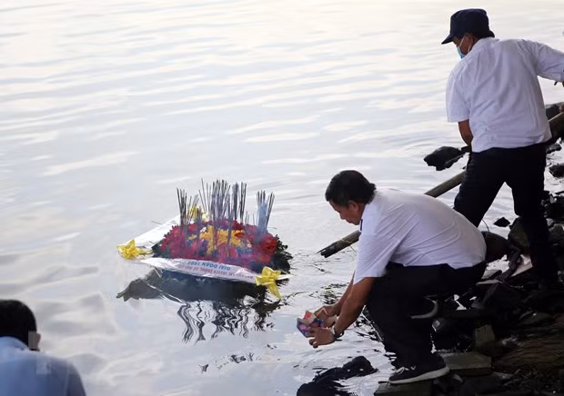Dâng hương, thả hoa đăng tưởng niệm các liệt sỹ hy sinh tại đảo Gạc Ma trên sông Hàn (Đà Nẵng). (Ảnh: Trần Lê Lâm/TTXVN)