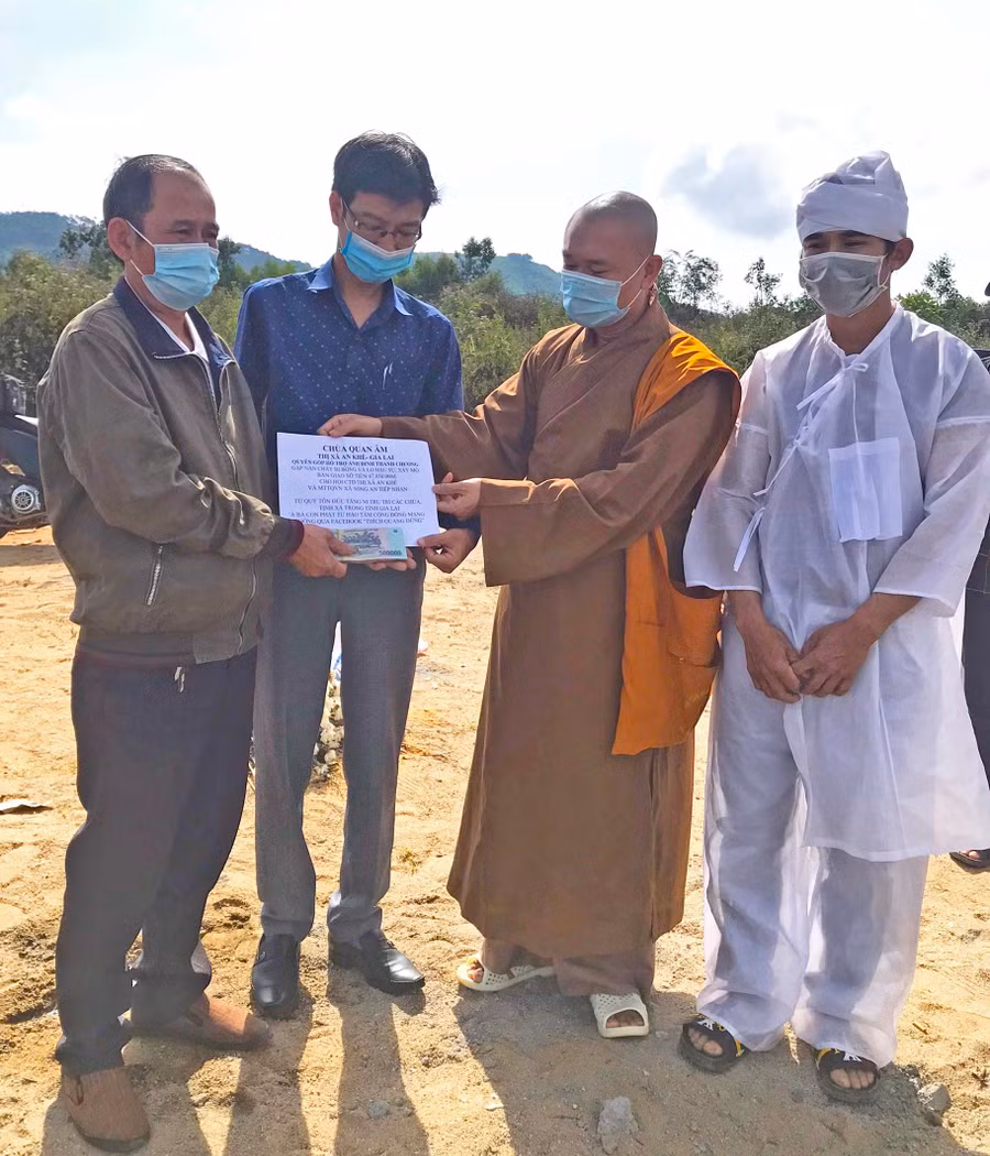 Đại diện chùa Quan Âm cùng Hội Chữ thập đỏ thị xã An Khê và chính quyền địa phương trao số tiền hỗ trợ của các nhà hảo tâm cho gia đình người bị nạn. Ảnh: Ngọc Minh 