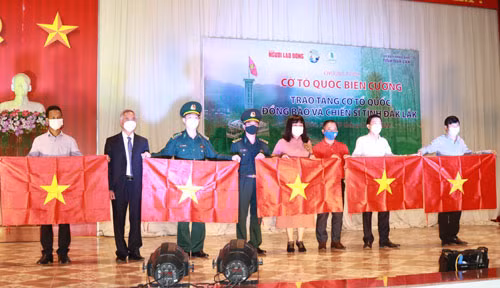 Báo Người Lao Động trao tặng 10.000 lá cờ Tổ quốc cho chiến sĩ và nhân dân vùng biên giới tỉnh Đắk Lắk
