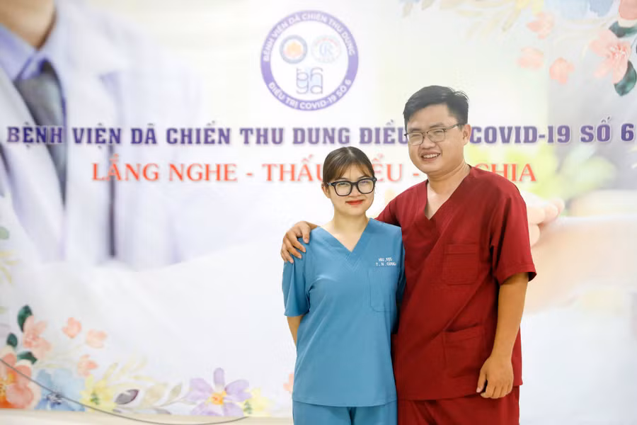 Hai tuần sau ngày gặp gỡ định mệnh, bác sĩ Nam và cô sinh viên Giang đã chính thức hẹn hò. Ảnh: Lam Ngọc