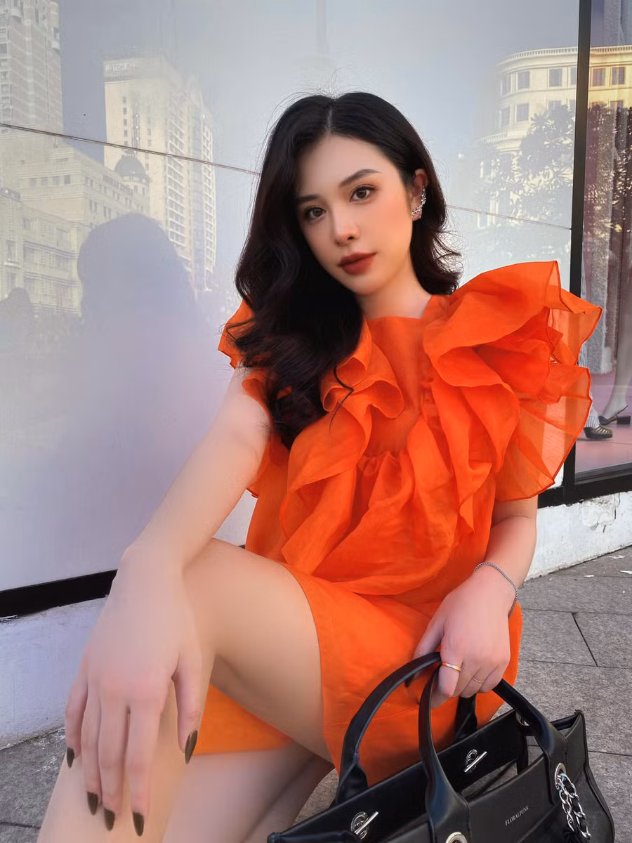 Chiếc váy đỏ suông dễ di chuyển, thích ứng mọi hoàn cảnh mà vẫn điệu đà, nữ tính, thời trang.