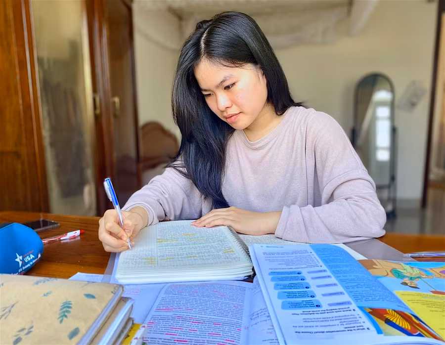 Mỗi ngày, em Phạm Hồng Hoàng Vy luôn dành thời gian để rèn luyện kỹ năng tiếng Anh của bản thân. Ảnh: Mộc Trà