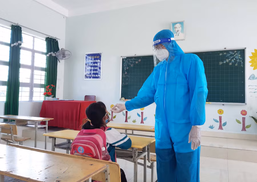 Diễn tập phương án xử lí khi có ca nhiễm Covid-19 trong nhà trường