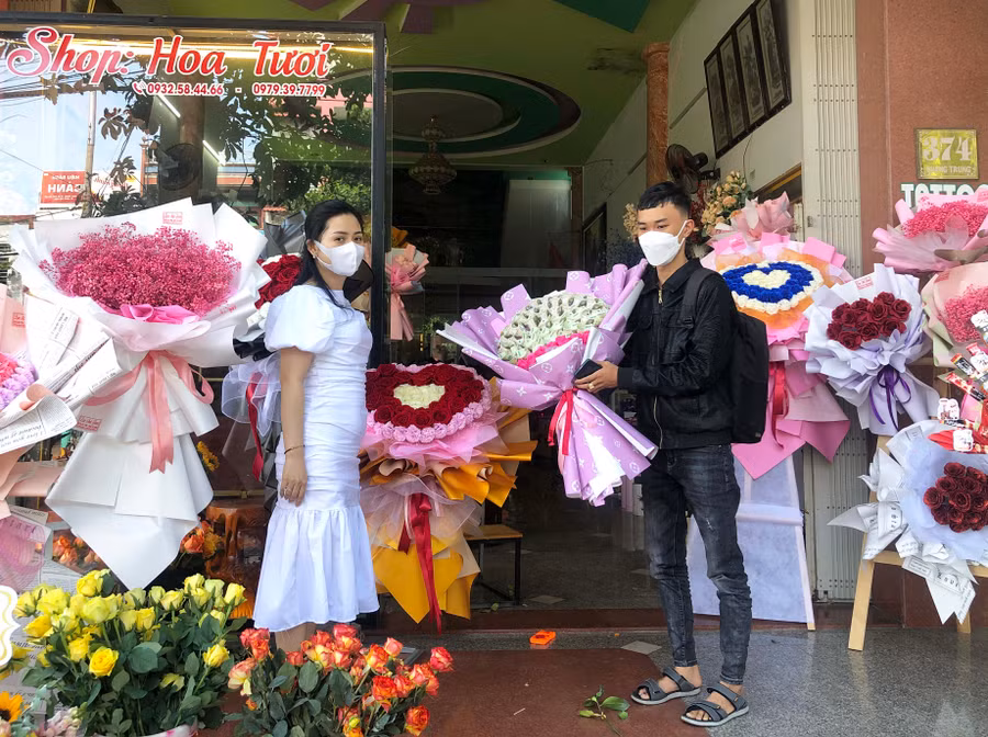  Ngày 7-3, tại các shop hoa trên địa bàn thị xã An Khê đã có nhiều khách hàng mua hoa, quà tặng người thân. Ảnh: Ngọc Minh 