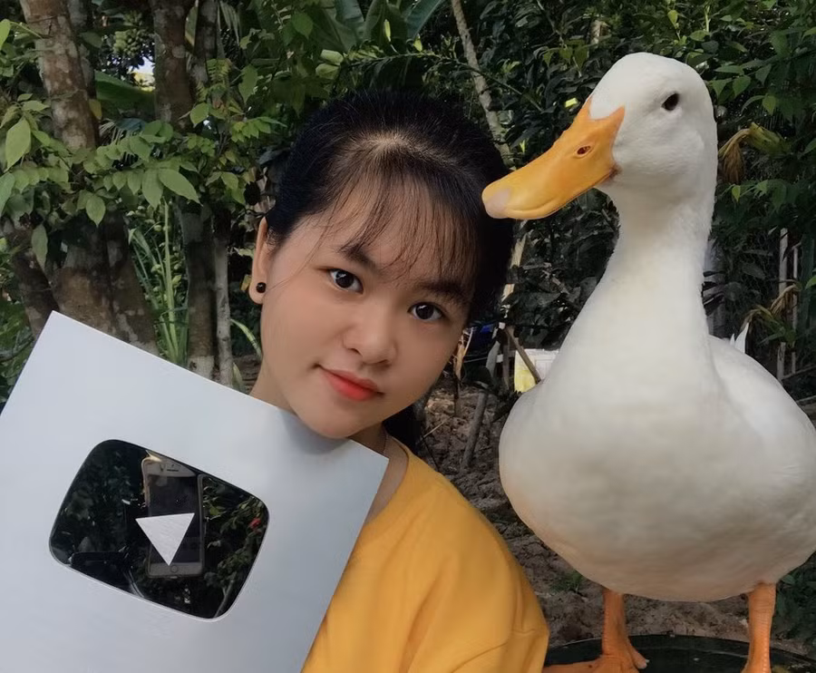 Với những nỗ lực không ngừng nghỉ của mình, Trang đã được nhận nút Bạc Youtube lúc còn ngồi trên ghế trường phổ thông. Ảnh: Xuân Phúc