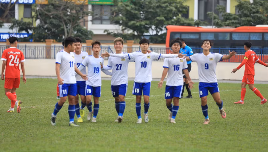 Niềm vui của U.19 Thừa Thiên Huế. Ảnh: Minh Hiếu
