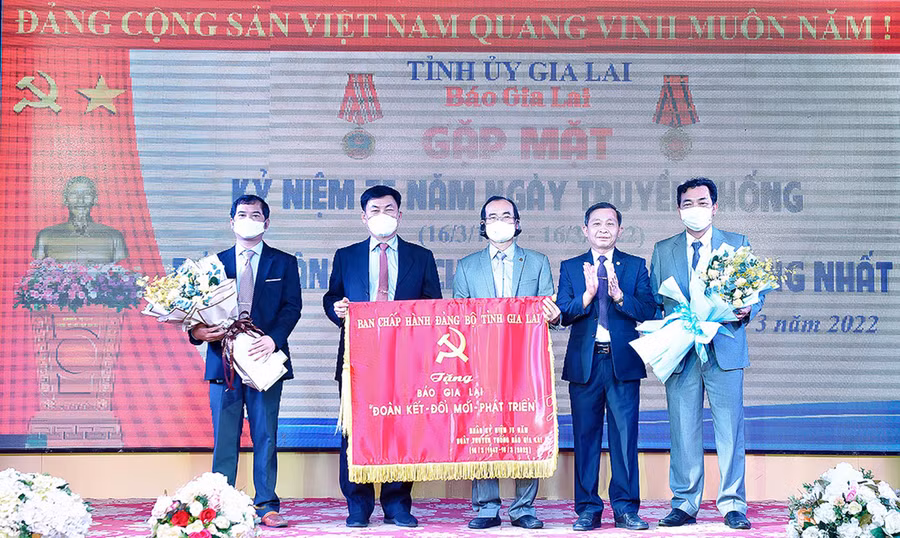 Trưởng ban Tuyên giáo Tỉnh ủy Huỳnh Thế Mạnh thay mặt Ban Chấp hành Đảng bộ tỉnh tặng bức trướng với 6 chữ 