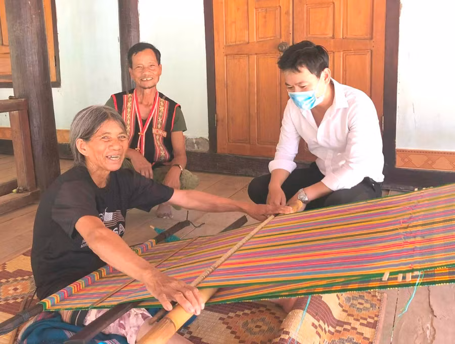 Bà Yõi (làng Mor, xã Đak Tơ Ve) đã có hơn nửa thế kỷ gắn bó với nghề dệt thổ cẩm. Ảnh: Đinh Yến