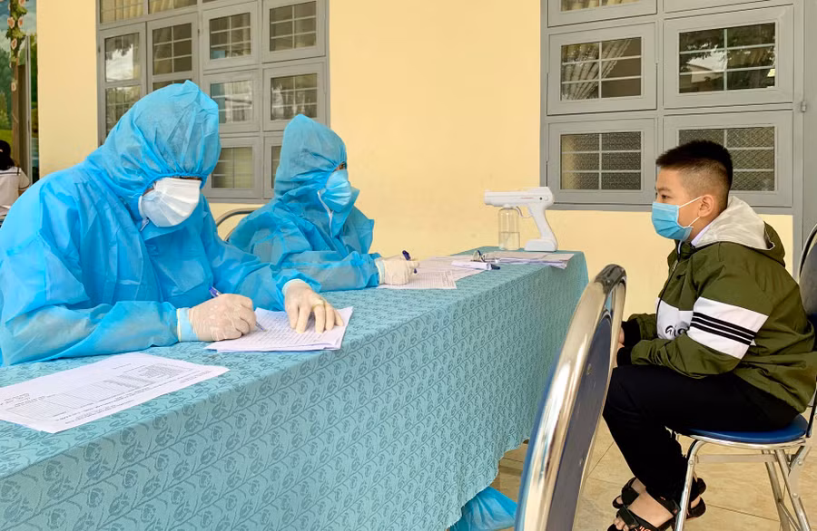 Nhân viên y tế khám sàng lọc Covid-19 cho các em học sinh Trường Tiểu học Võ Thị Sáu- TP. Pleiku. Ảnh: Như Nguyện