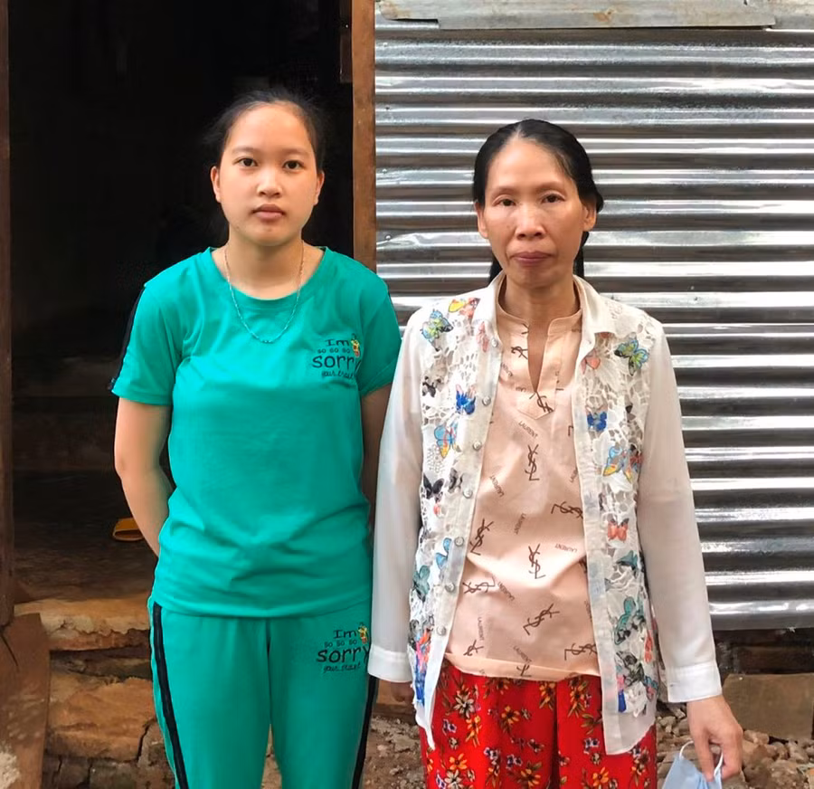 Bà Vũ Thị Thanh Mùi và con gái. Ảnh: Đinh Yến Bà Vũ Thị Thanh Mùi và con gái. Ảnh: Đ.Y