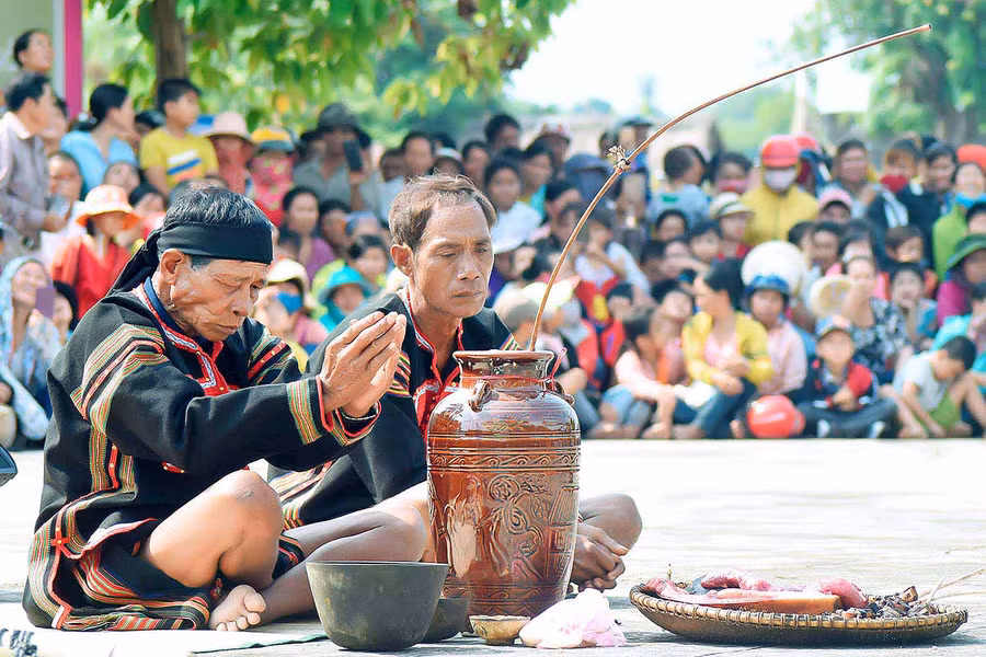 Lễ cúng cầu mưa của Yang Pơtao Apuih huyện Phú Thiện. Ảnh: Đ.T