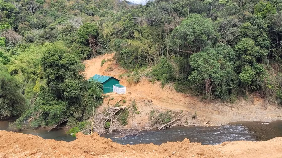 Một lán trại được dựng giữa rừng nhằm phục vụ quá trình thi công đường Trường Sơn Đông.