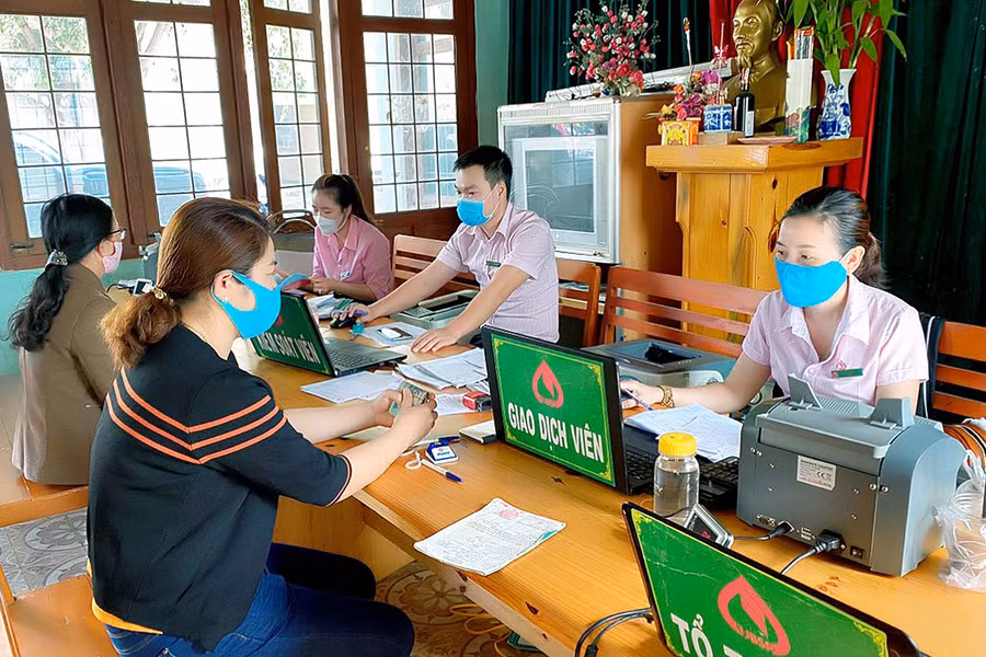 Điểm giao dịch tại xã Kon Thụp của Phòng Giao dịch Ngân hàng CSXH huyện Mang Yang làm thủ tục giải ngân cho các hộ vay. Ảnh: Thanh Nhật