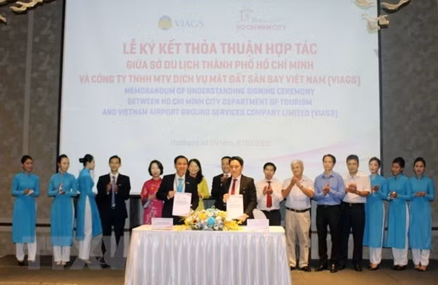  Đại diện Sở Du lịch Thành phố Hồ Chí Minh và Công ty Trách nhiệm hữu hạn Một thành viên Dịch vụ mặt đất sân bay Việt Nam (VIAGS) ký kết thỏa thuận hợp tác giai đoạn 2022-2027. Ảnh: Mỹ Phương/TTXVN