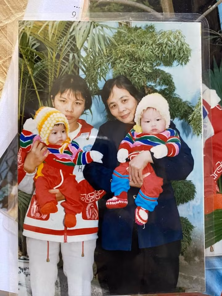  Lúc chờ làm thủ tục nhận nuôi, Solène Martel được gia đình một bảo mẫu chăm sóc. Ảnh: NVCC