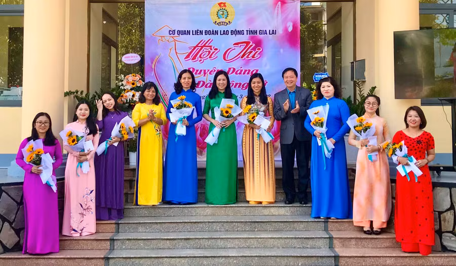 Ban tổ chức Hội thi trao giải cho các thí sinh đạt giải cao nhất tại Hội thi. Ảnh: Đinh Yến