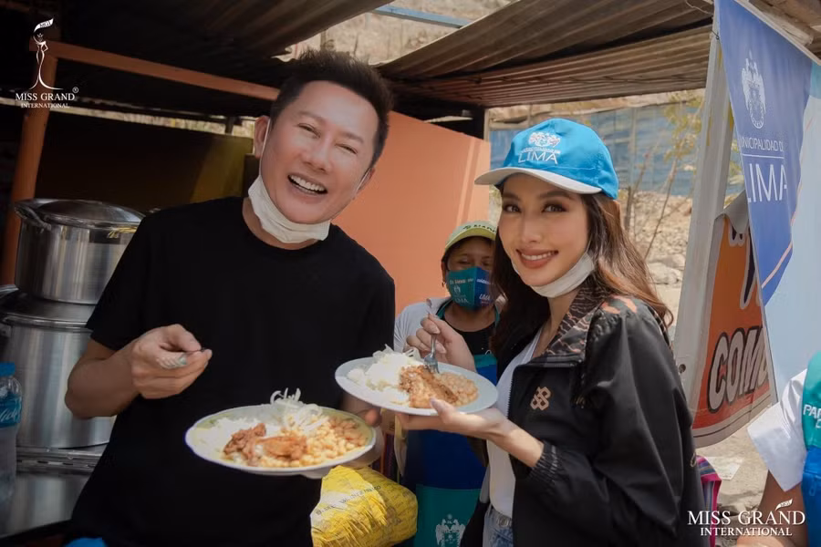 Bên cạnh đó, cô cùng chủ tịch Nawat đã có chuyến đi đến vùng ngoại ô thủ đô Lima để trao tặng dụng cụ nhà bếp, nguyên liệu chế biến và một số thực phẩm cơ bản cho người dân khó khăn tại đây.
