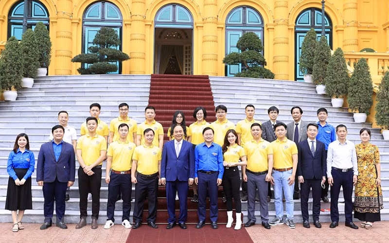 Chủ tịch nước Nguyễn Xuân Phúc và các gương mặt trẻ Việt Nam tiêu biểu năm 2021. Ảnh: Thống Nhất/ TTXVN