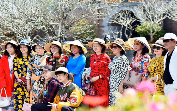 Nhiều đoàn du khách tham quan Đại Nội Huế-tín hiệu vui cho việc phục hồi du lịch Thừa Thiên Huế.