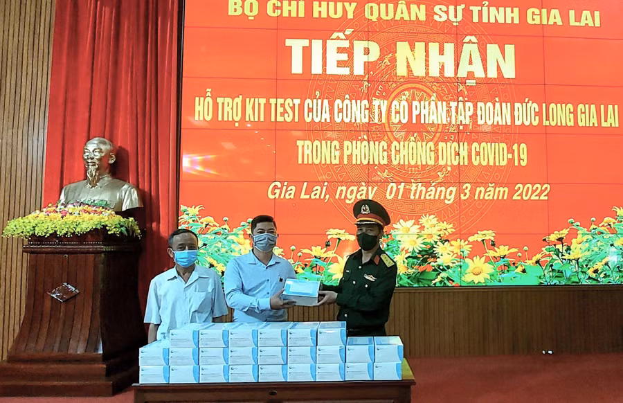 Ông Nguyễn Tường Cọt, Tổng Giám đốc, trao tặng Kit Test phòng, chống Covid-19 cho Bộ Chỉ huy Quân sự tỉnh Gia Lai. Ảnh: Thanh Tuyền