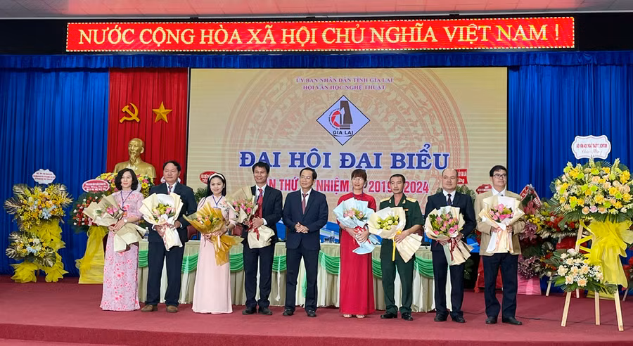 Phó Chủ tịch Thường trực UBND tỉnh Đỗ Tiến Đông tặng hoa chúc mừng các thành viên Ban Chấp hành khóa VI (nhiệm kỳ 2019-2024). Ảnh: Phương Duyên